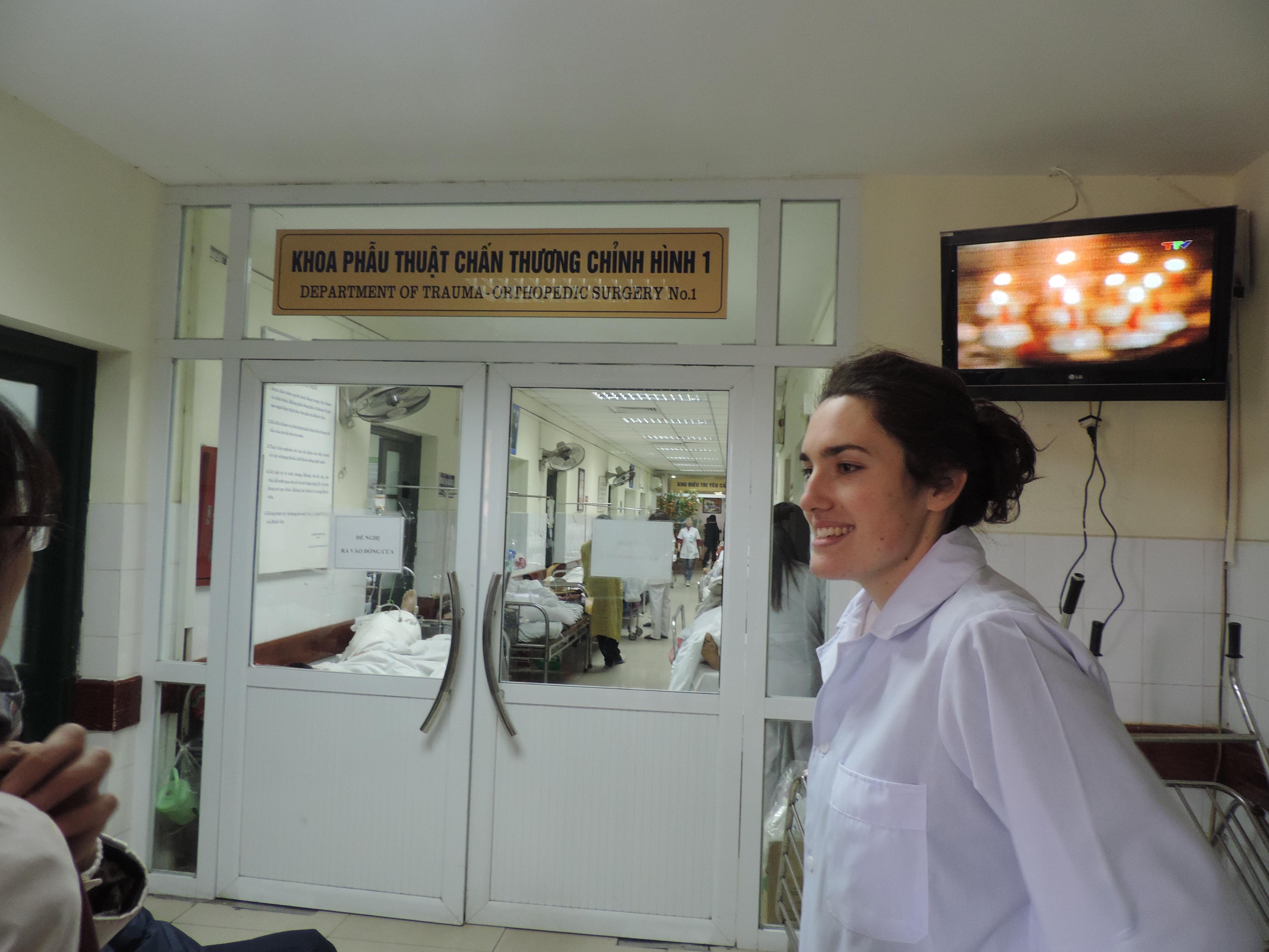 Interna de enfermería en Vietnam posando durante sus prácticas. Durante sus prácticas de enfermería en hospitales de Vietnam, una interna posa para una foto.